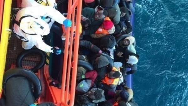 Rescate de una patera por la Guardamar Polimnia Rescate de una patera por la Guardamar Polimnia
