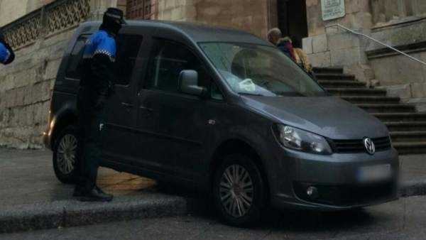 Se cuela en la Catedral de Burgos con el coche. Se cuela en la Catedral de Burgos con el coche.