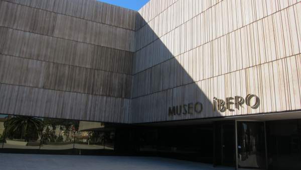 Fachada principal de Museo Íbero de Jaén. Fachada principal de Museo Íbero de Jaén.