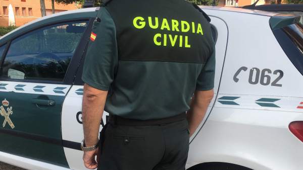 Foto de archivo de un agente de la Guardia Civil Foto de archivo de un agente de la Guardia Civil