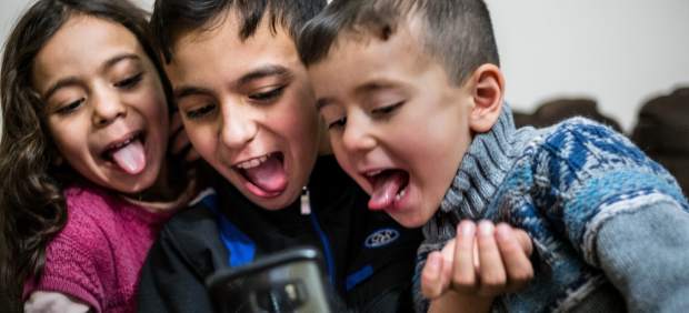 Niños jugando con un móvil