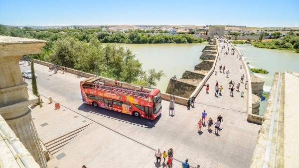 Bus de City Sightseeing en el entorno del Puente Romano de Córdoba Bus de City Sightseeing en el entorno del Puente Romano de Córdoba