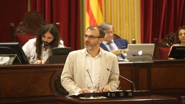 Biel Barceló durante el pleno del Parlament Biel Barceló durante el pleno del Parlament