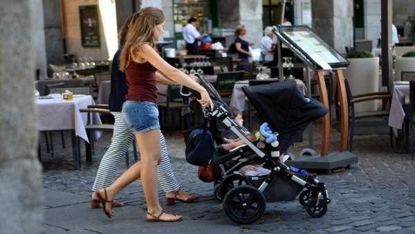 Una madre con su bebé Una madre con su bebé