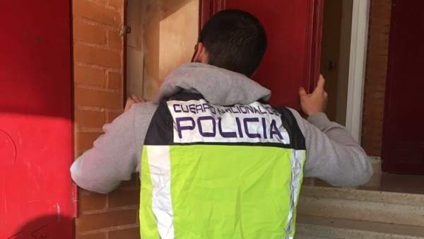 Un agente durante uno de los registros Un agente durante uno de los registros