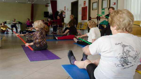 Mujer mayor haciendo gimnsasia, mujeres mayores haciendo gimnasia Mujer mayor haciendo gimnsasia, mujeres mayores haciendo gimnasia