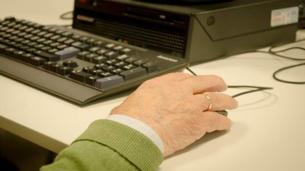 Mano de jubilado, personas mayores, clases de internet, centro de mayores Mano de jubilado, personas mayores, clases de internet, centro de mayores