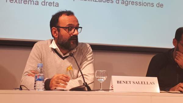 El exdiputado de la CUP en el Parlament, Benet Salellas, durante la presentación del informe. El exdiputado de la CUP en el Parlament, Benet Salellas, durante la presentación del informe.