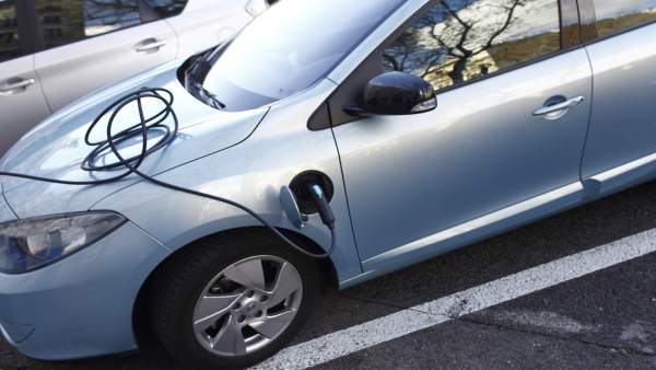 Ribó aposta per la introducció de vehicles híbrids i elèctrics per a frenar els nivells de contaminació Ribó aposta per la introducció de vehicles híbrids i elèctrics per a frenar els nivells de contaminació