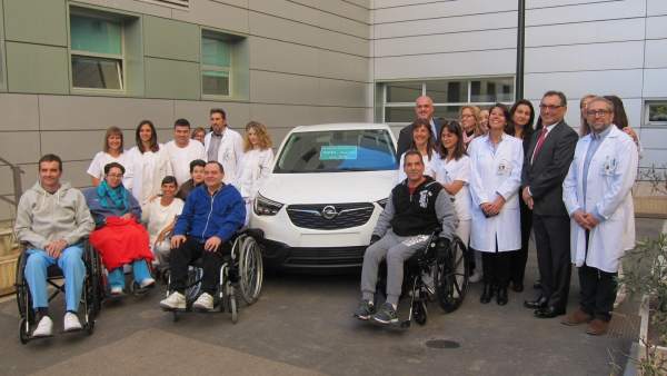 Opel dona un coche para la terapia de pacientes con movilidad reducida Opel dona un coche para la terapia de pacientes con movilidad reducida