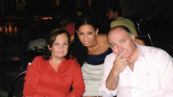 Maloma con sus padres adoptivos. Maloma con sus padres adoptivos.