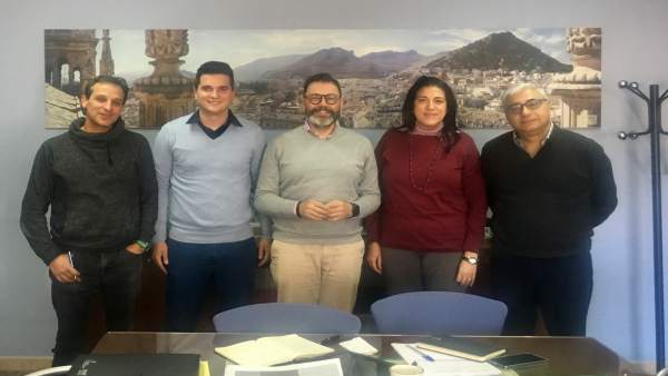 Valdivielso (c) junto a representantes de la Asociación gremial del Taxi de Jaén Valdivielso (c) junto a representantes de la Asociación gremial del Taxi de Jaén