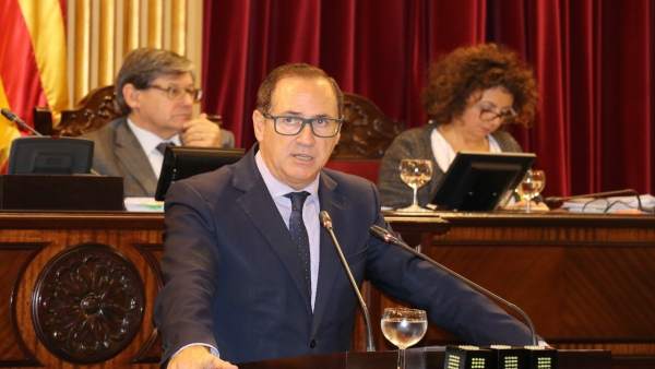 Juan Manuel Lafuente en el pleno del Parlament Juan Manuel Lafuente en el pleno del Parlament