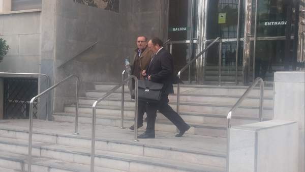 Pérez Montoya, junto a su abogado, a la salida del Palacio de Justicia Pérez Montoya, junto a su abogado, a la salida del Palacio de Justicia