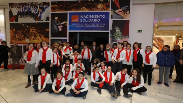Niños del Centro de Educación Especial San Pelayo junto al Nacimiento solidario Niños del Centro de Educación Especial San Pelayo junto al Nacimiento solidario