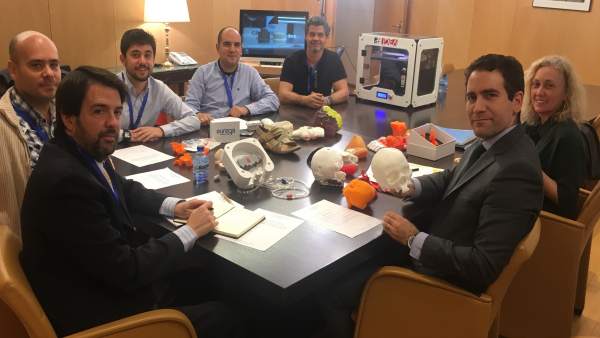 Los diputados del Grupo Parlamentario Popular posan con objetos impresos en 3D Los diputados del Grupo Parlamentario Popular posan con objetos impresos en 3D