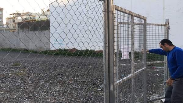 Np: El Ayuntamiento De Vélez Málaga Procede A La Fumigación De La Parcela Adyace Np: El Ayuntamiento De Vélez Málaga Procede A La Fumigación De La Parcela Adyace