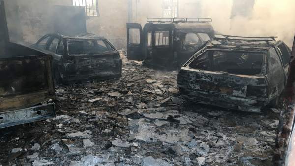 Estado en el que ha quedado una nave y vehículos de Mantenimiento Urbano. Estado en el que ha quedado una nave y vehículos de Mantenimiento Urbano.