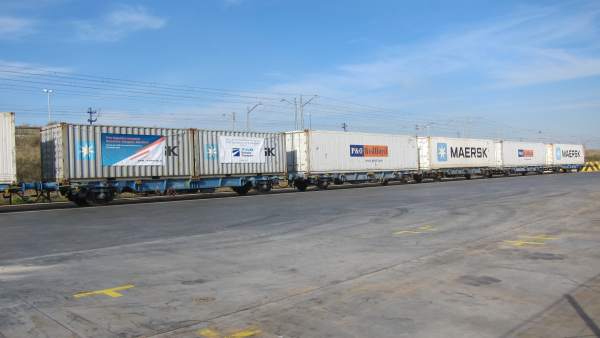 Contenedores forman un tren en la TMZ Contenedores forman un tren en la TMZ