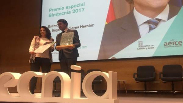 Rosa Navarro recibe el Premio Bimtecnia. Rosa Navarro recibe el Premio Bimtecnia.