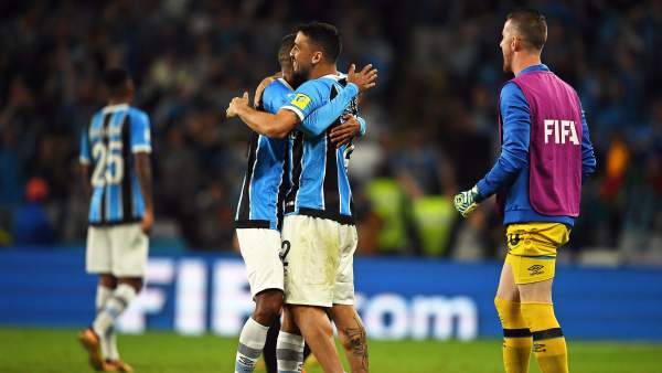 Los jugadores del Gremio de Porto Alegre celebran su victoria por 1-0 Los jugadores del Gremio de Porto Alegre celebran su victoria por 1-0