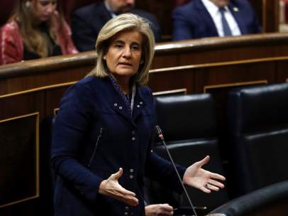 La ministra de Empleo, Fátima Báñez, en la sesión de control al Gobierno