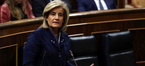 La ministra de Empleo, Fátima Báñez, en la sesión de control al Gobierno