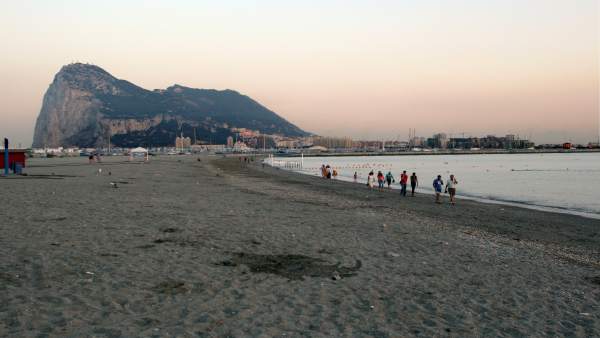 Playa Española Desde La Que Se Ve El Peñón De Gibraltar Playa Española Desde La Que Se Ve El Peñón De Gibraltar