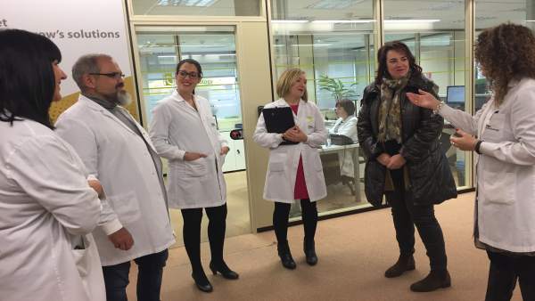 Ainhoa Aznárez visita la empresa Iden Biotechnology. Ainhoa Aznárez visita la empresa Iden Biotechnology.