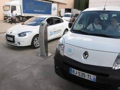 Coches eléctricos junto a un poste de recarga
