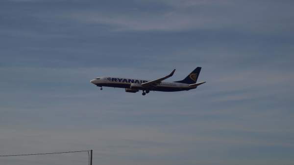 Un avión aterriza en el aeropuerto Alicante-Elche Un avión aterriza en el aeropuerto Alicante-Elche