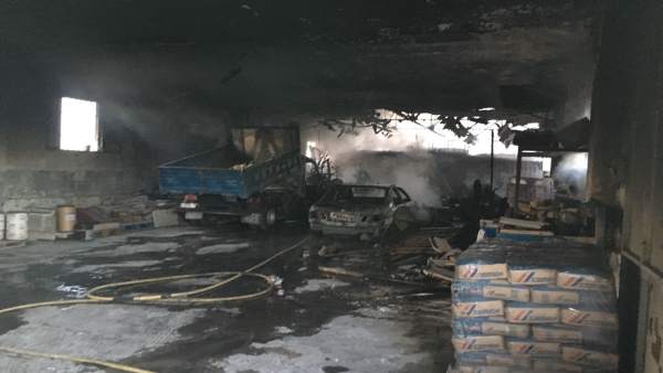 Nave de Mantenimiento Urbano de Jaén afectada por el incendio. Nave de Mantenimiento Urbano de Jaén afectada por el incendio.