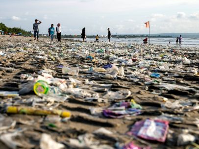 Playa invadida por el plástico