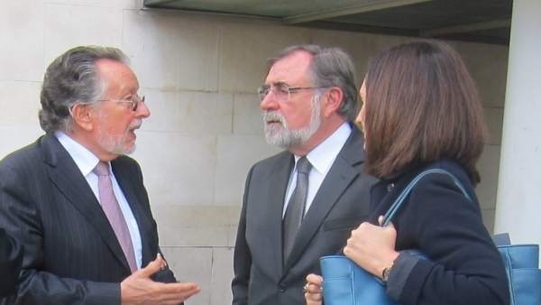 Alfonso Grau (izquierda de la imagen) y sus abogados Alfonso Grau (izquierda de la imagen) y sus abogados