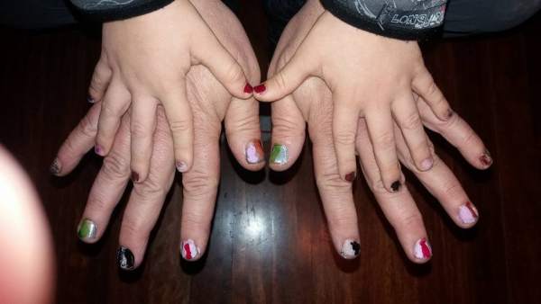 Un padre se pinta las uñas junto a su hijo de cinco años para apoyarlo Un padre se pinta las uñas junto a su hijo de cinco años para apoyarlo