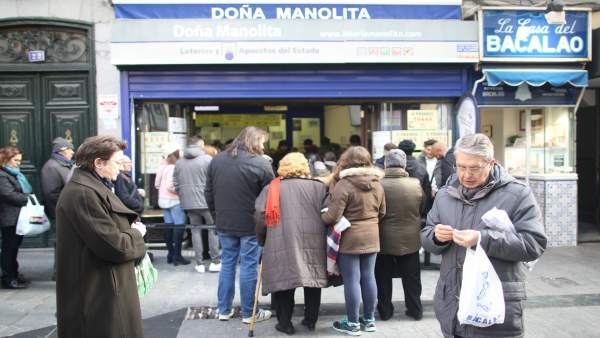 Cola para comprar lotería de Navidad en doña Manolita en Madrid Cola para comprar lotería de Navidad en doña Manolita en Madrid
