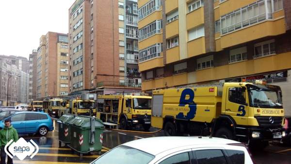 Incendio urbano en Avilés, Bomberos de 112-Asturias Incendio urbano en Avilés, Bomberos de 112-Asturias