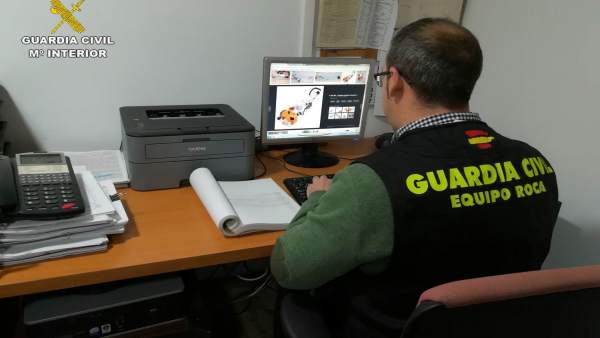 Agente de la Benemérita ante un ordenador Agente de la Benemérita ante un ordenador