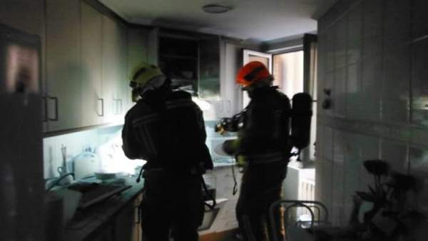 Bomberos en un incendio en una cocina en Oviedo Bomberos en un incendio en una cocina en Oviedo