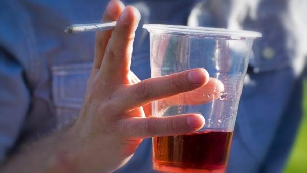 Los jóvenes creen que es más placentero fumar mientras se bebe Los jóvenes creen que es más placentero fumar mientras se bebe