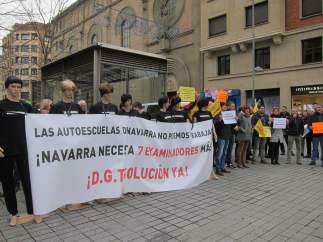 Concentración de la Asociación Provincial de Autoescuelas de Navarra