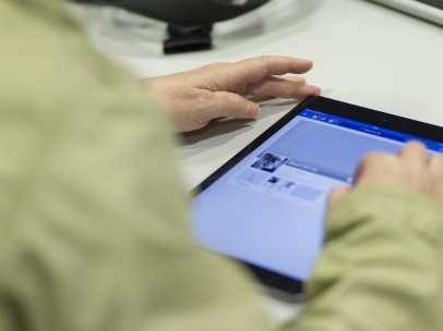 Una persona conectándose a Internet a través de una tablet.