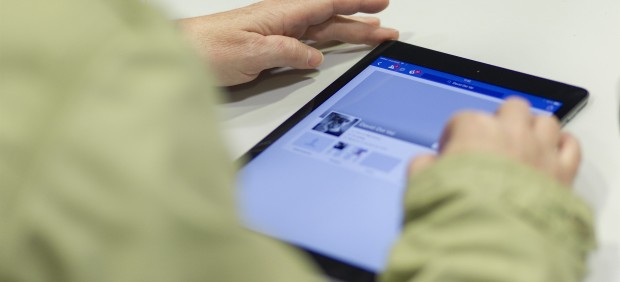 Una persona conectándose a Internet a través de una tablet.