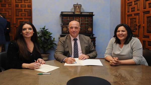 Antonio Ruiz firma el convenio de colaboración Antonio Ruiz firma el convenio de colaboración