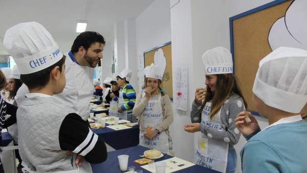 El chef Xanty Elías, en un centro onubense. El chef Xanty Elías, en un centro onubense.