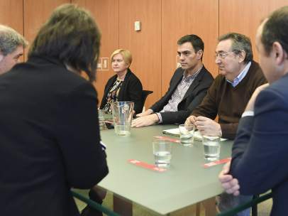 Sánchez, junto a miembros de la dirección del PSOE, reunido en Ferraz con UGT y CCOO.