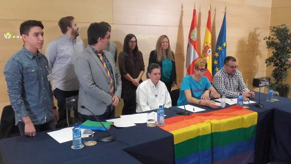 Miembros del colectivo LGTB+ con portavoces de los grupos políticos Miembros del colectivo LGTB+ con portavoces de los grupos políticos