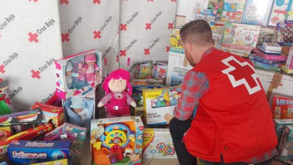 Roja De Sin Familias Para Recursos Una Recogida Cruz Organiza Juguetes 3jR4A5L