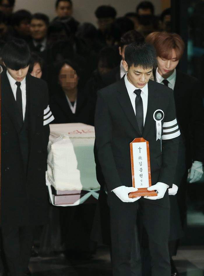 Estrellas Del K Pop Lloran La Muerte De Kim Jong Hyun En Un Funeral Masivo 3187