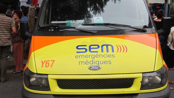 Una de las ambulancias del SEM. Una de las ambulancias del SEM.